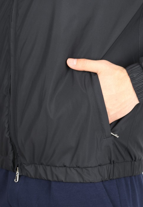 Товар черного цвета с внутренней стороны