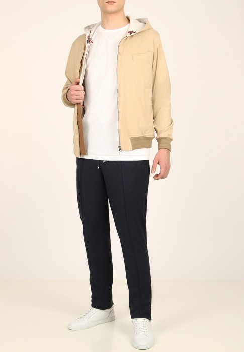 ветровка  по цене 183680 руб вид справа