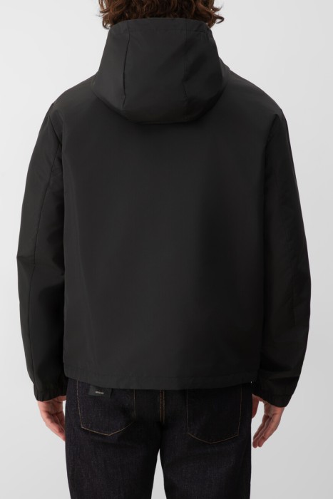 ветровка  от бренда fendi вид слева