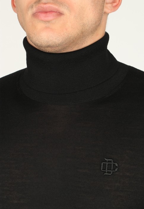 Товар черного цвета с внутренней стороны