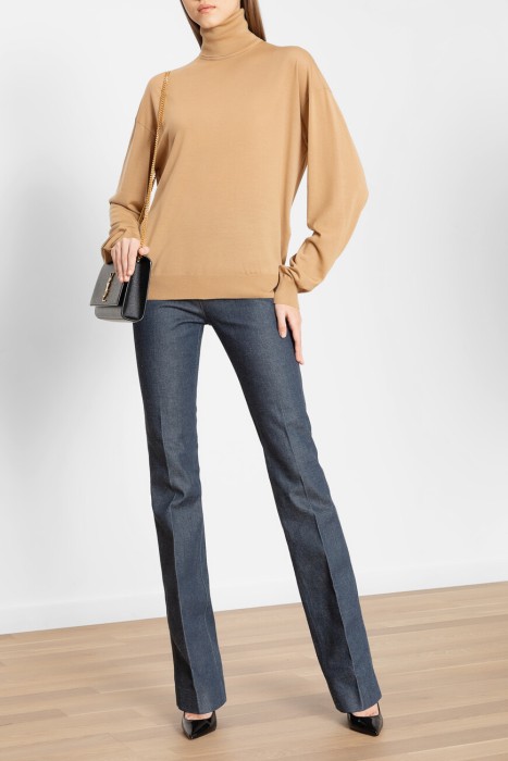 Товар бежевого цвета с внутренней стороны