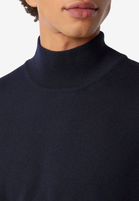 Товар синего цвета с внутренней стороны