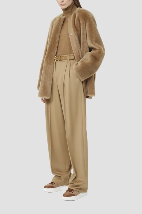 Товар коричневого цвета с внутренней стороны