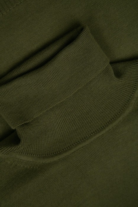 Товар хаки цвета с внутренней стороны