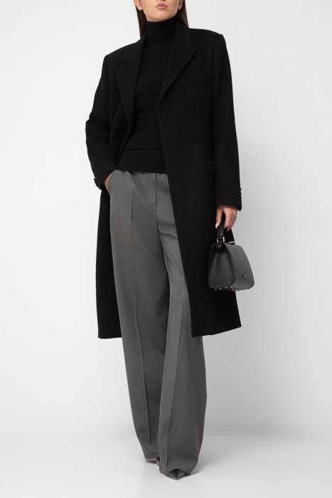 Товар черного цвета с внутренней стороны