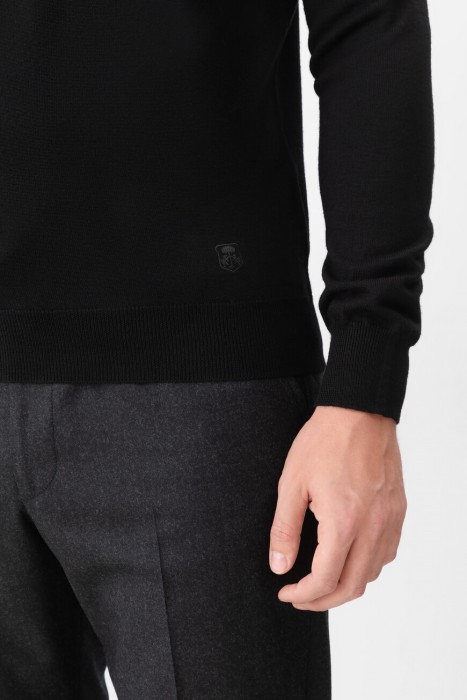 Товар черного цвета с внутренней стороны