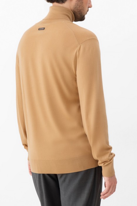 водолазка  по цене 71700 руб вид справа