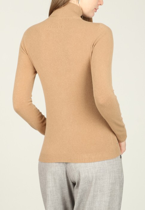 Товар коричневого цвета с внутренней стороны