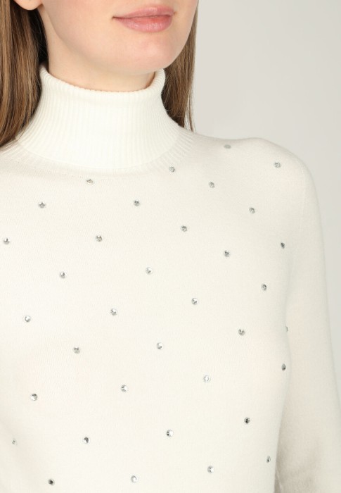 Товар белого цвета с внутренней стороны