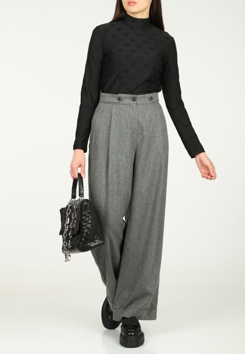 Товар черного цвета с внутренней стороны