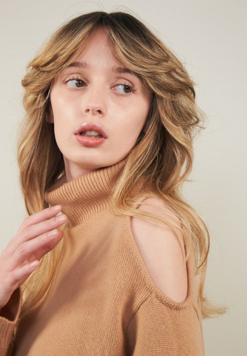 Товар бежевого цвета с внутренней стороны