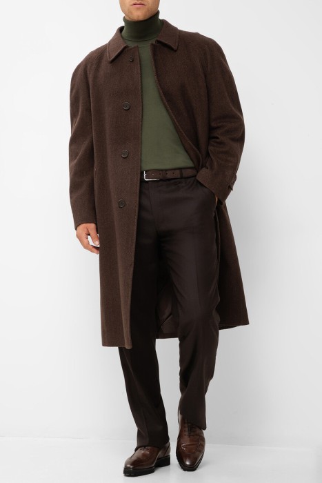 Товар хаки цвета с внутренней стороны