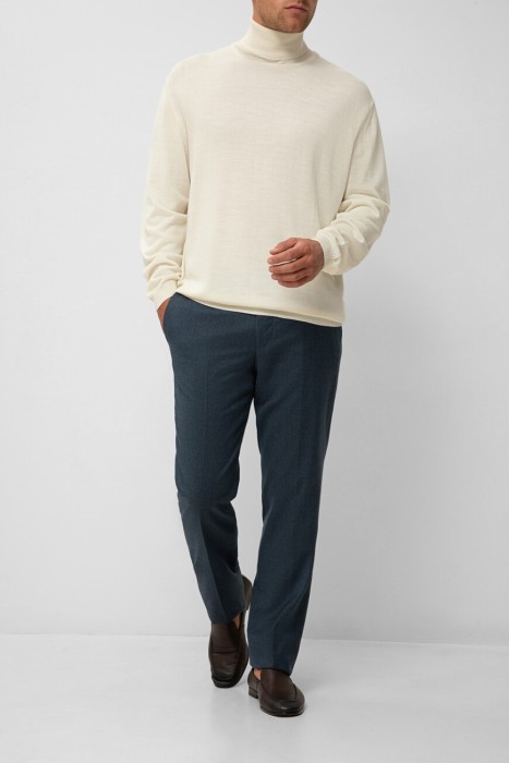 Товар белого цвета с внутренней стороны