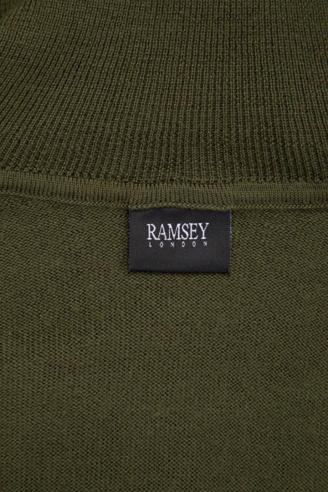 Товар хаки цвета с внутренней стороны