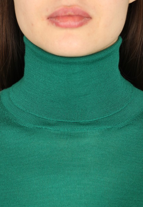 Товар зеленого цвета с внутренней стороны