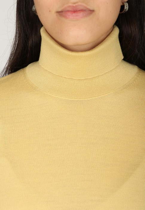 Товар желтого цвета с внутренней стороны