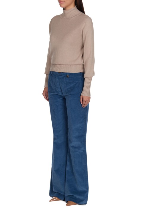 Товар бежевого цвета с внутренней стороны