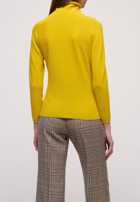 Товар желтого цвета с внутренней стороны