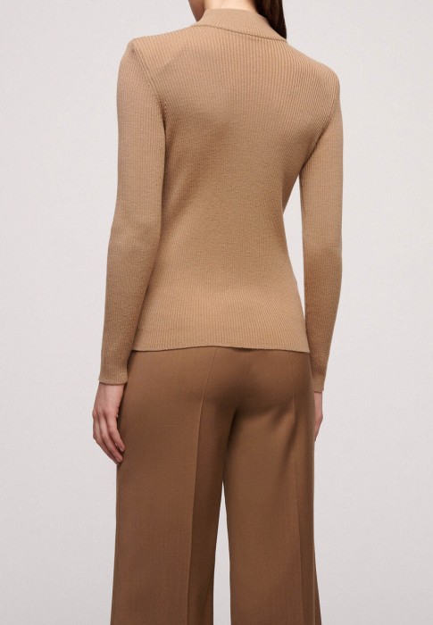 Товар бежевого цвета с внутренней стороны