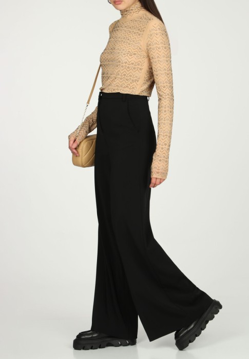 Товар бежевого цвета с внутренней стороны