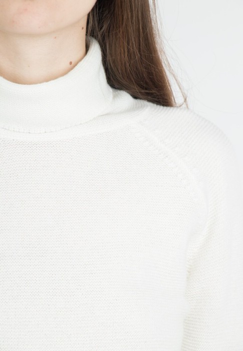 Товар белого цвета с внутренней стороны