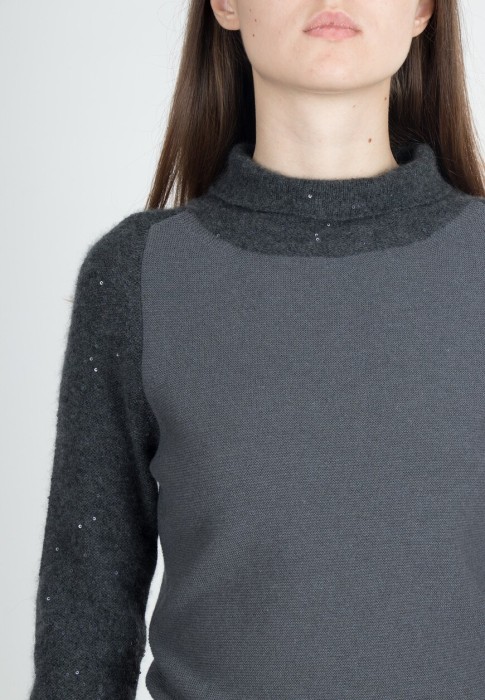 Товар серого цвета с внутренней стороны