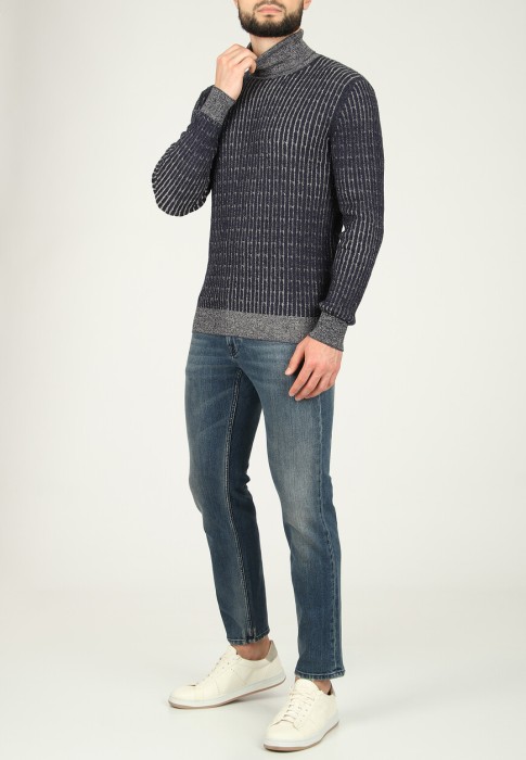 водолазка  от бренда eleventy вид слева