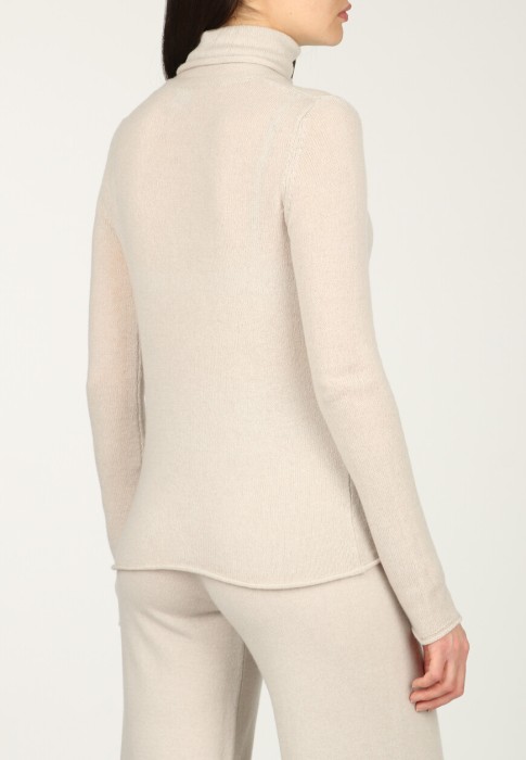 Товар бежевого цвета с внутренней стороны