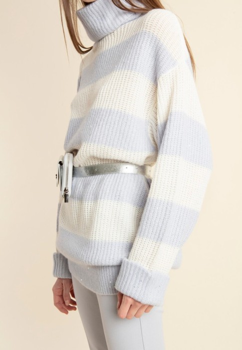 Товар серого цвета с внутренней стороны