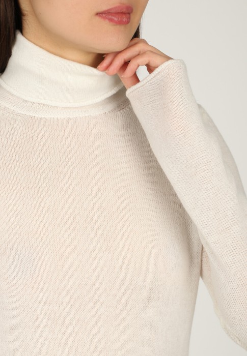 Товар белого цвета с внутренней стороны