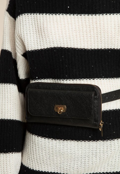 Товар черного цвета с внутренней стороны