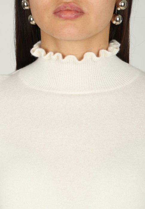 Товар белого цвета с внутренней стороны