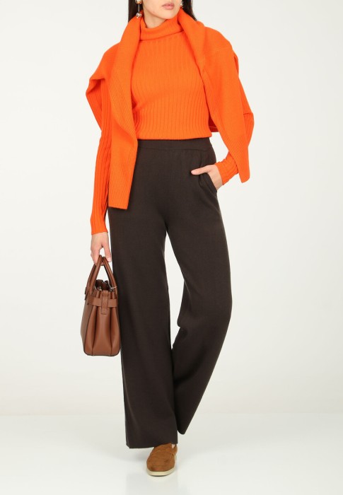 Товар оранжевого цвета с внутренней стороны