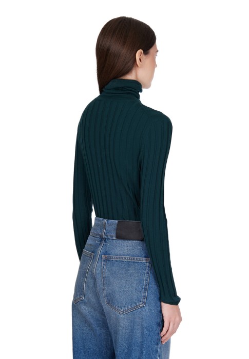 Товар зеленого цвета с внутренней стороны