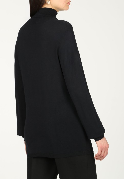 Товар черного цвета с внутренней стороны