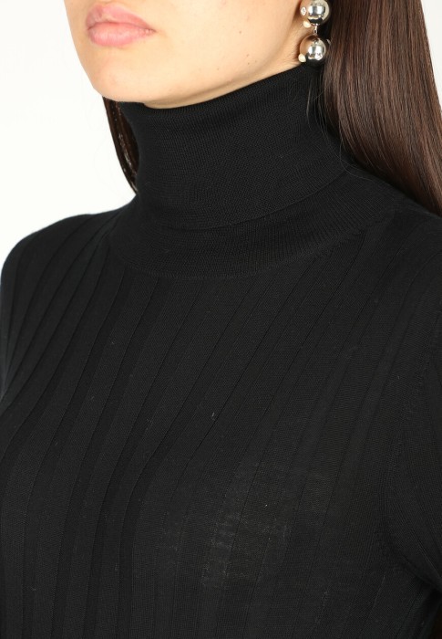 Товар черного цвета с внутренней стороны