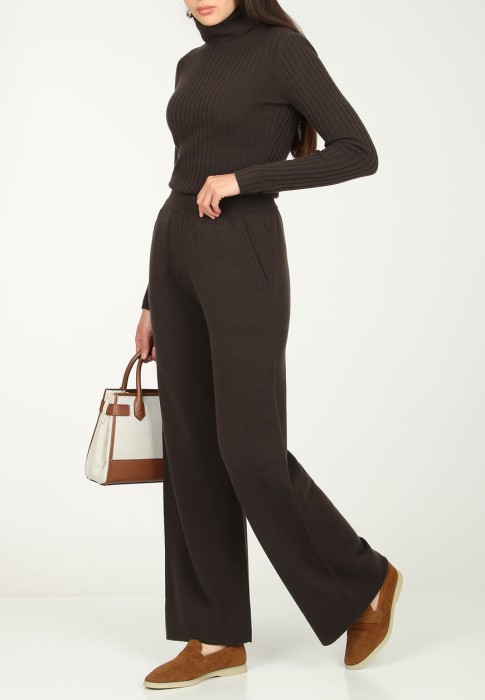 Товар коричневого цвета с внутренней стороны