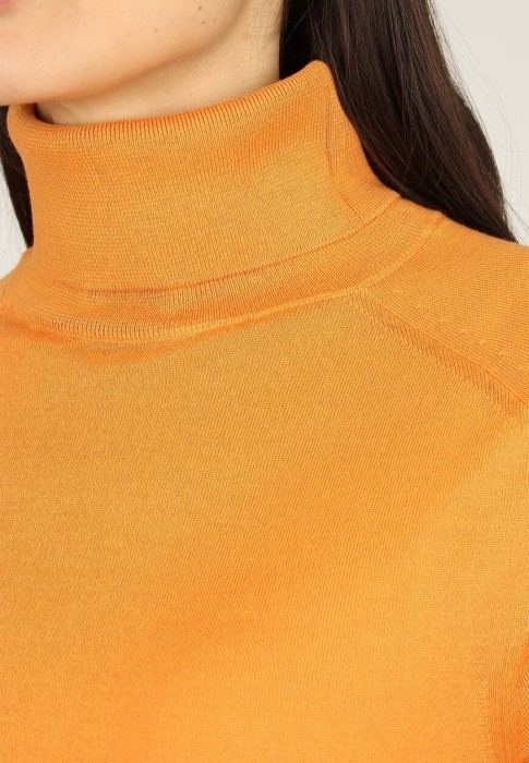 Товар оранжевого цвета с внутренней стороны