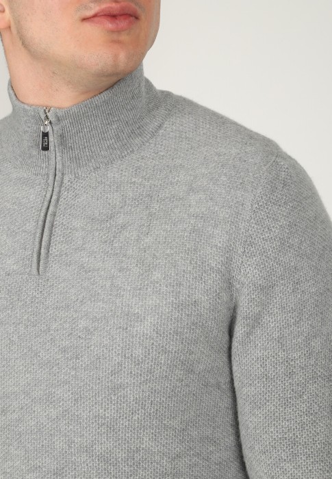 Товар серого цвета с внутренней стороны