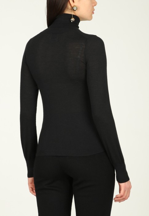 Товар черного цвета с внутренней стороны