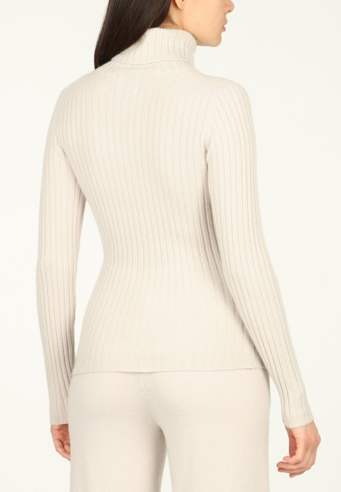 Товар бежевого цвета с внутренней стороны