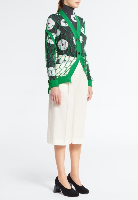 Товар черного цвета с внутренней стороны