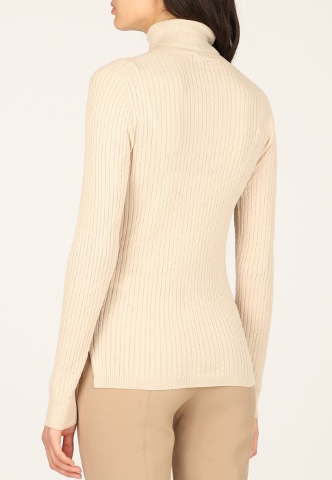 Товар бежевого цвета с внутренней стороны