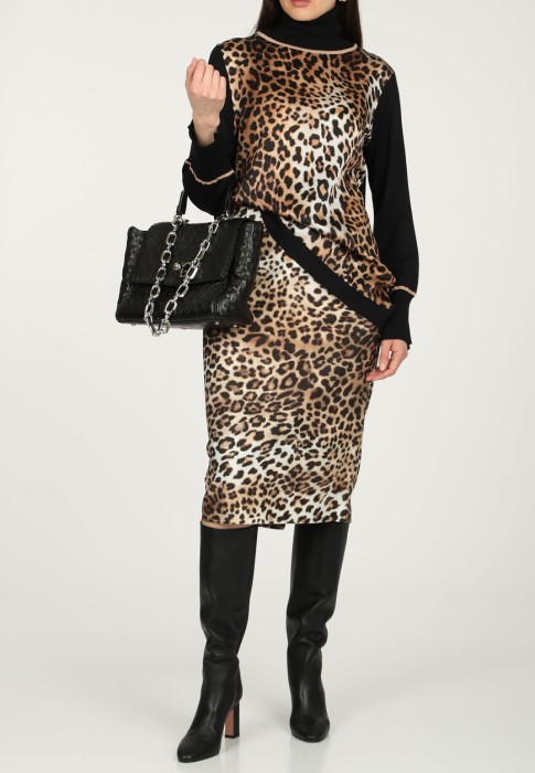 Товар коричневого цвета с внутренней стороны