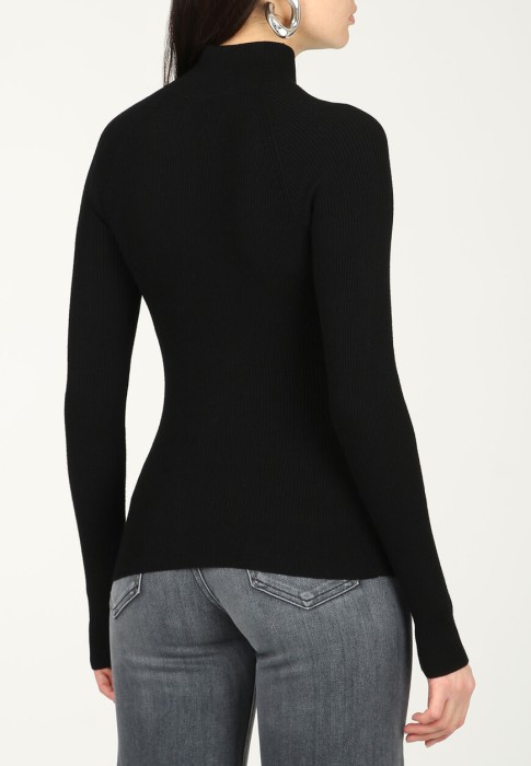 Товар черного цвета с внутренней стороны