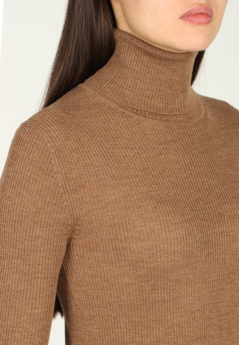 Товар коричневого цвета с внутренней стороны