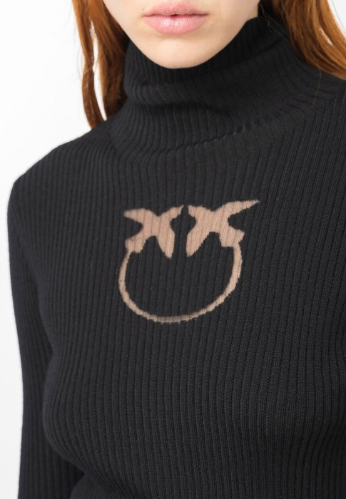 Товар черного цвета с внутренней стороны