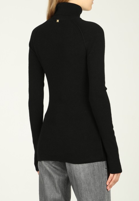 Товар черного цвета с внутренней стороны