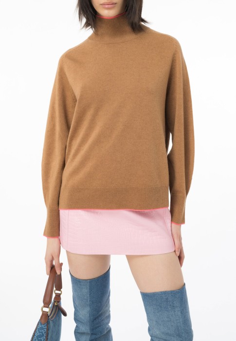 Товар коричневого цвета с внутренней стороны