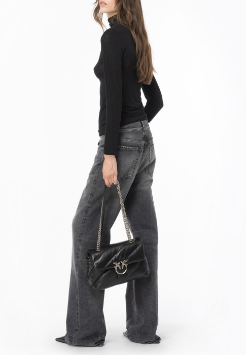 Товар черного цвета с внутренней стороны